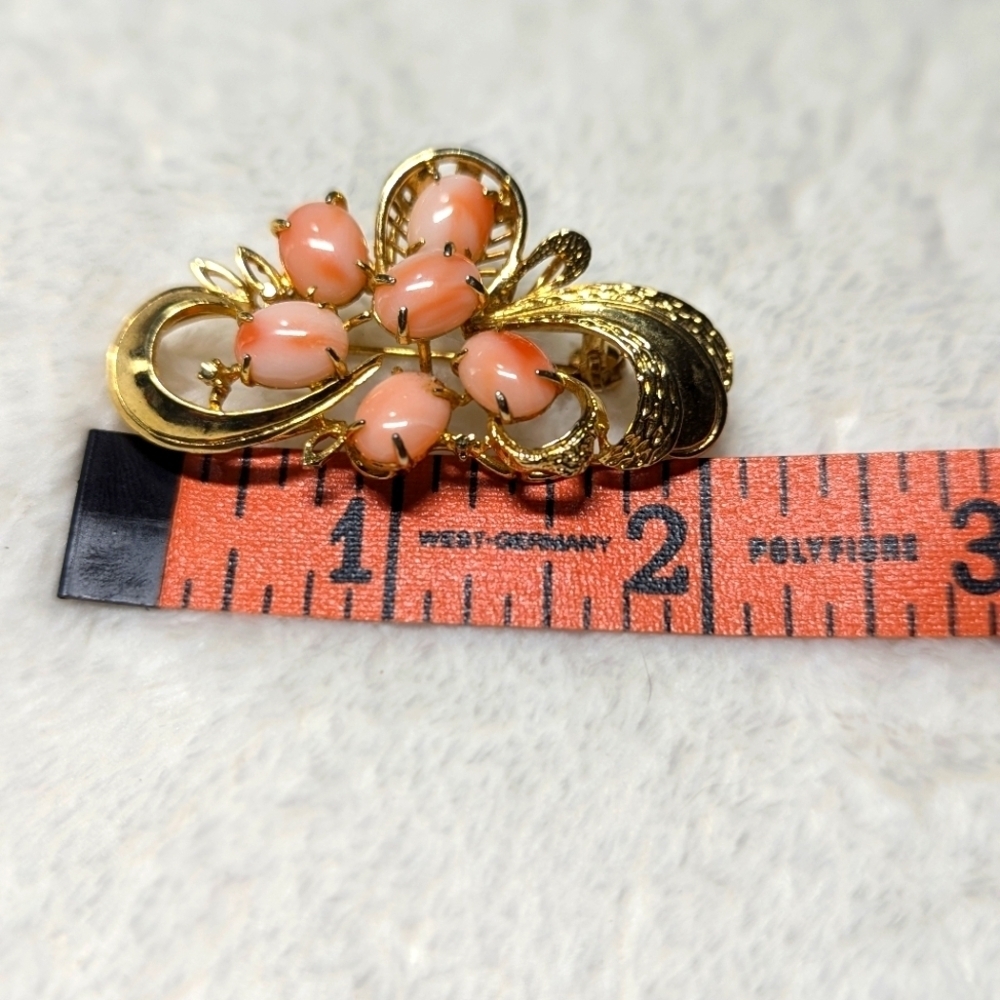 Vintage Goldtone and Faux Coral Cabochon Brooche - Picture 5 of 6
